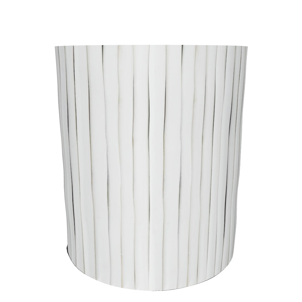 3D-Modell eines eleganten, weißen Teakholz-Beistelltischs von Kave Home, Ø 35 cm, für drinnen und draußen.