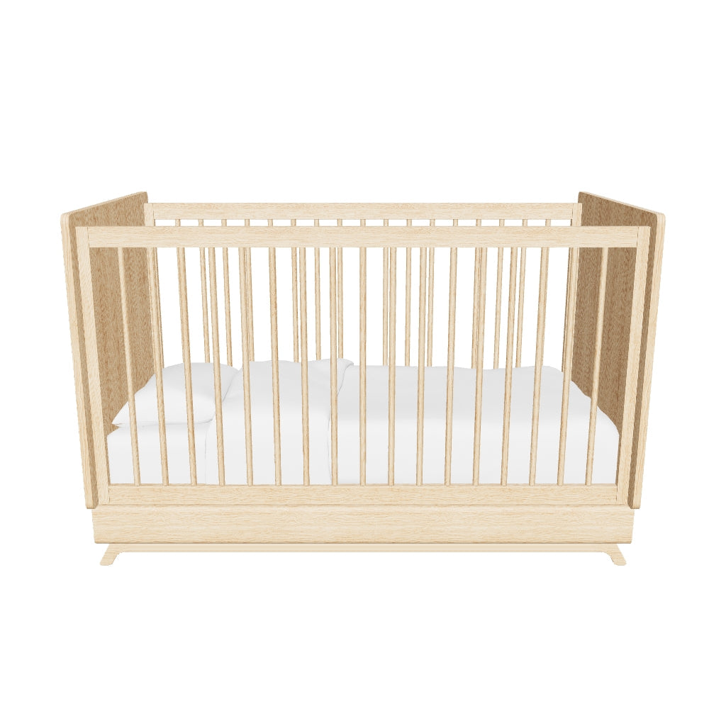 Hochwertiges Gitterbett aus massivem Buchenholz in 70 x 140 cm, das mitwachsendes Design und zeitlose Ästhetik für Babys und Kleinkinder vereint.