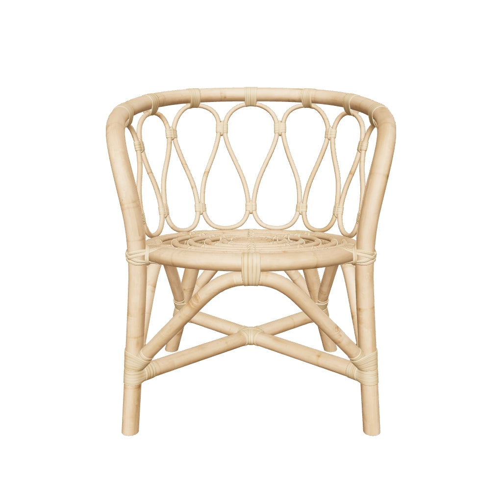 Rattan-Kinderstuhl Lumila mit natürlichem Design, handgefertigt und perfekt für gemütliche Stunden im Kinderzimmer.