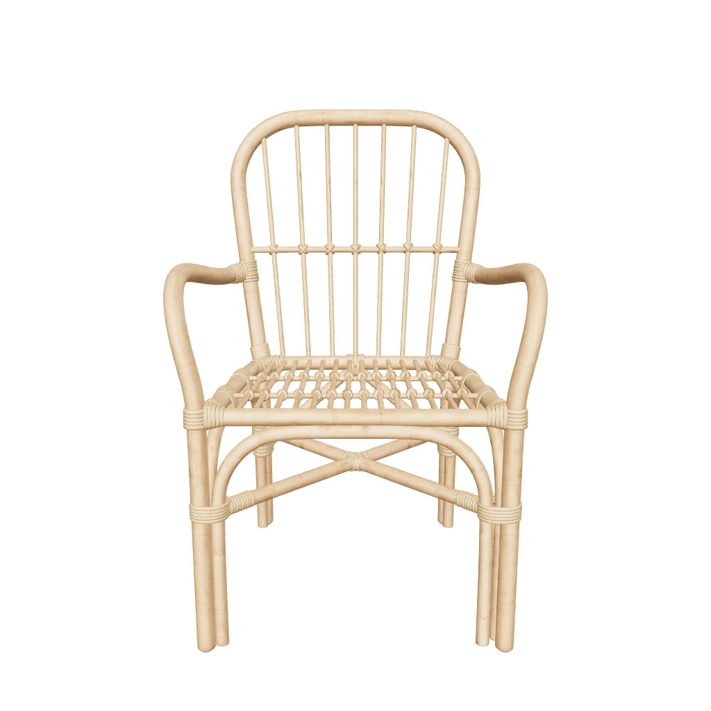 Rattan-Kinderstuhl mit handgefertigtem Design, das durch seine robuste Verarbeitung und warme, natürliche Optik überzeugt.