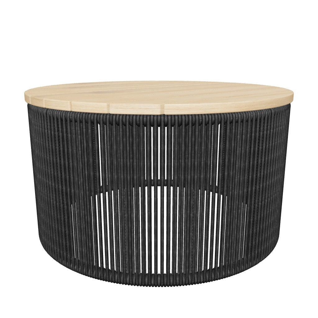 Runder Couchtisch Dandara mit robustem Akazienholz, schwarzem Stahlgestell und dekorativem Flechtwerk, perfekt für ein modernes Wohnambiente.