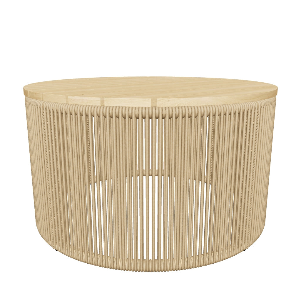 Runder Couchtisch Dandara aus robustem Stahl, beigem Flechtwerk und nachhaltigem Akazienholz, Ø70 cm, FSC-zertifiziert.