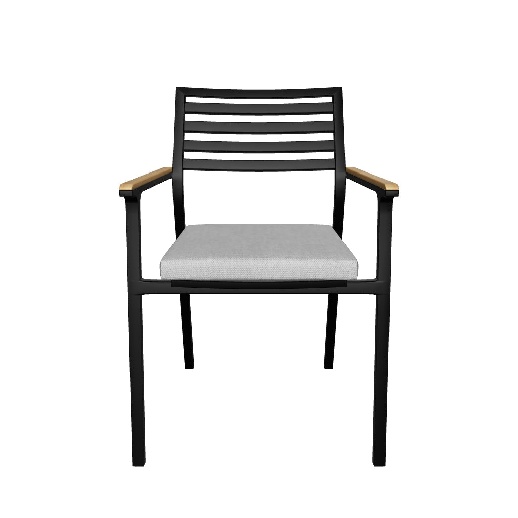 Stapelbarer Gartenstuhl aus schwarzem Aluminium mit robusten Armlehnen aus Massivholz, ideal für den Außenbereich.