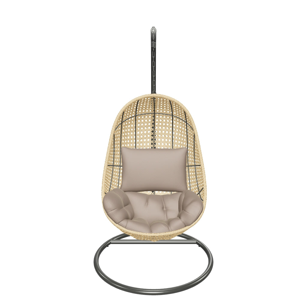 Moderner Hängesessel Cira mit natürlichem Holz-Finish und stabilem dunklem Standfuß, ideal für entspannte Momente im Innen- und Außenbereich.