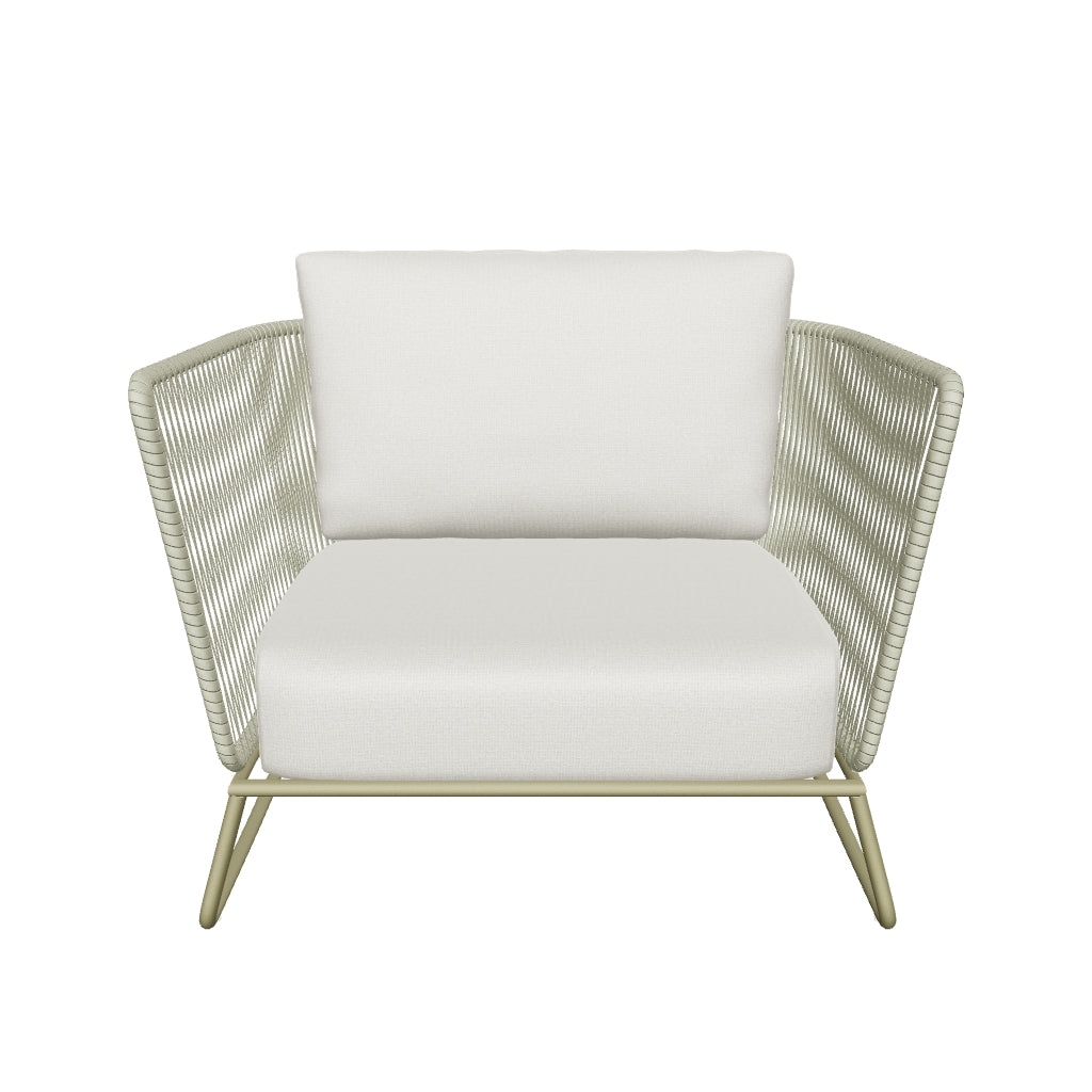 Outdoor-Sessel Saconca mit elegantem Flechtwerk und stabilem Gestell aus verzinktem Stahl in warmem Geigeton.