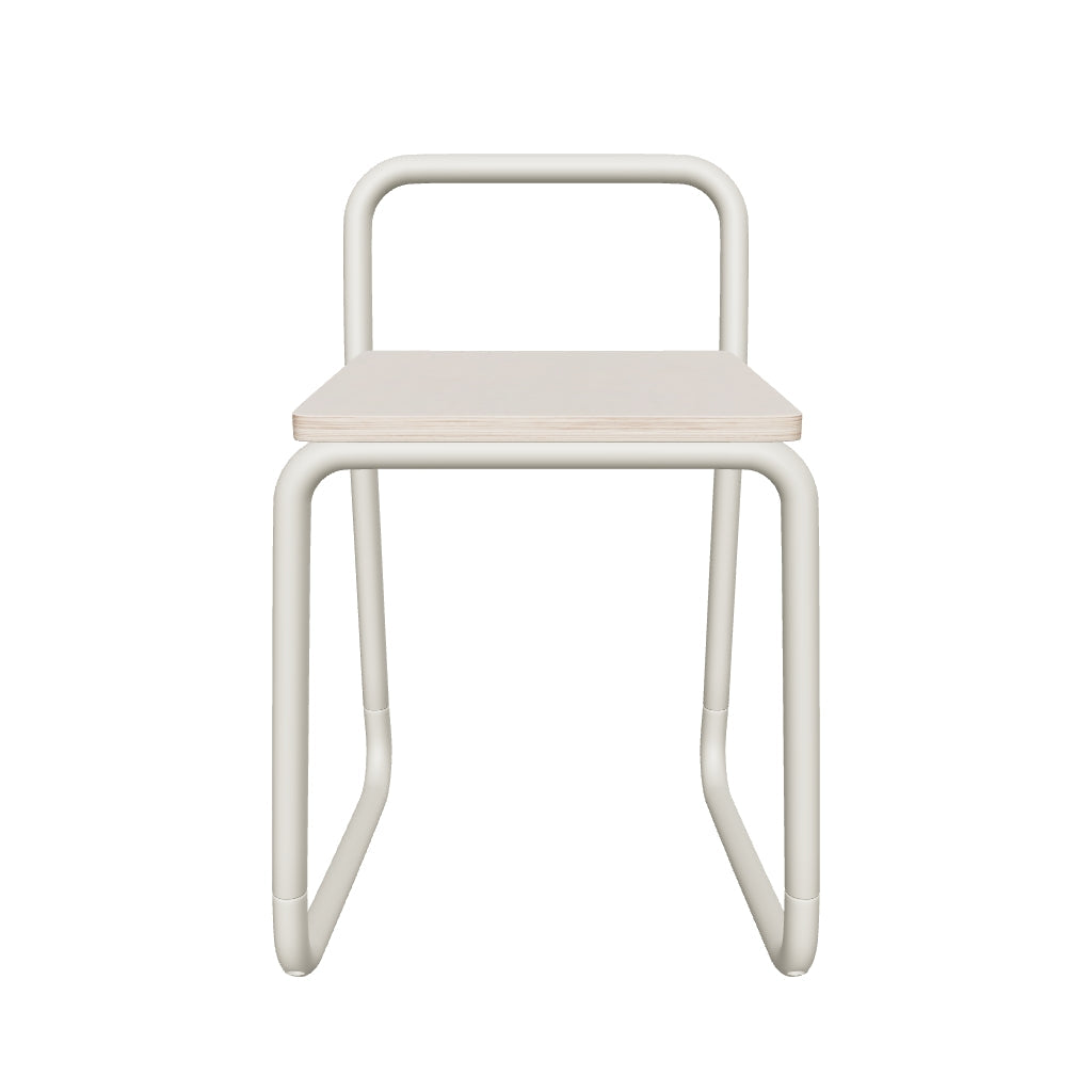 Stuhl Tinn mit Sitzfläche aus hellem Eschenfurnier und modernem, beigefarbenem Metallgestell, minimalistisch und vielseitig einsetzbar.