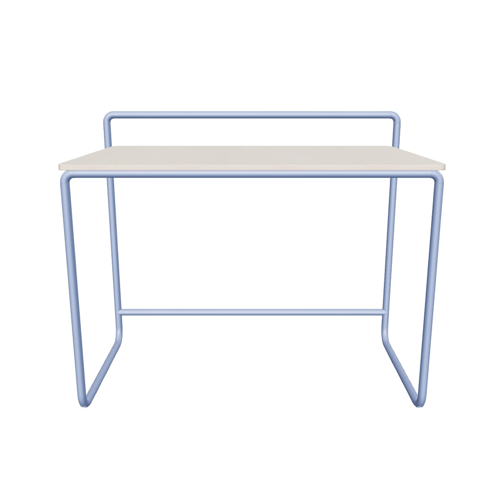 Schreibtisch Tinn aus hellem Eschenfurnier mit stabilem blauem Metallgestell, kompakte Größe von 82 x 45 cm, perfekt für kleine Räume.