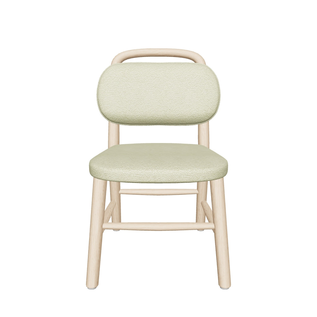 Kinderstuhl Helda aus weichem grünem Bouclé und robustem Eichenholz, designed für Komfort und Nachhaltigkeit im Kinderzimmer.