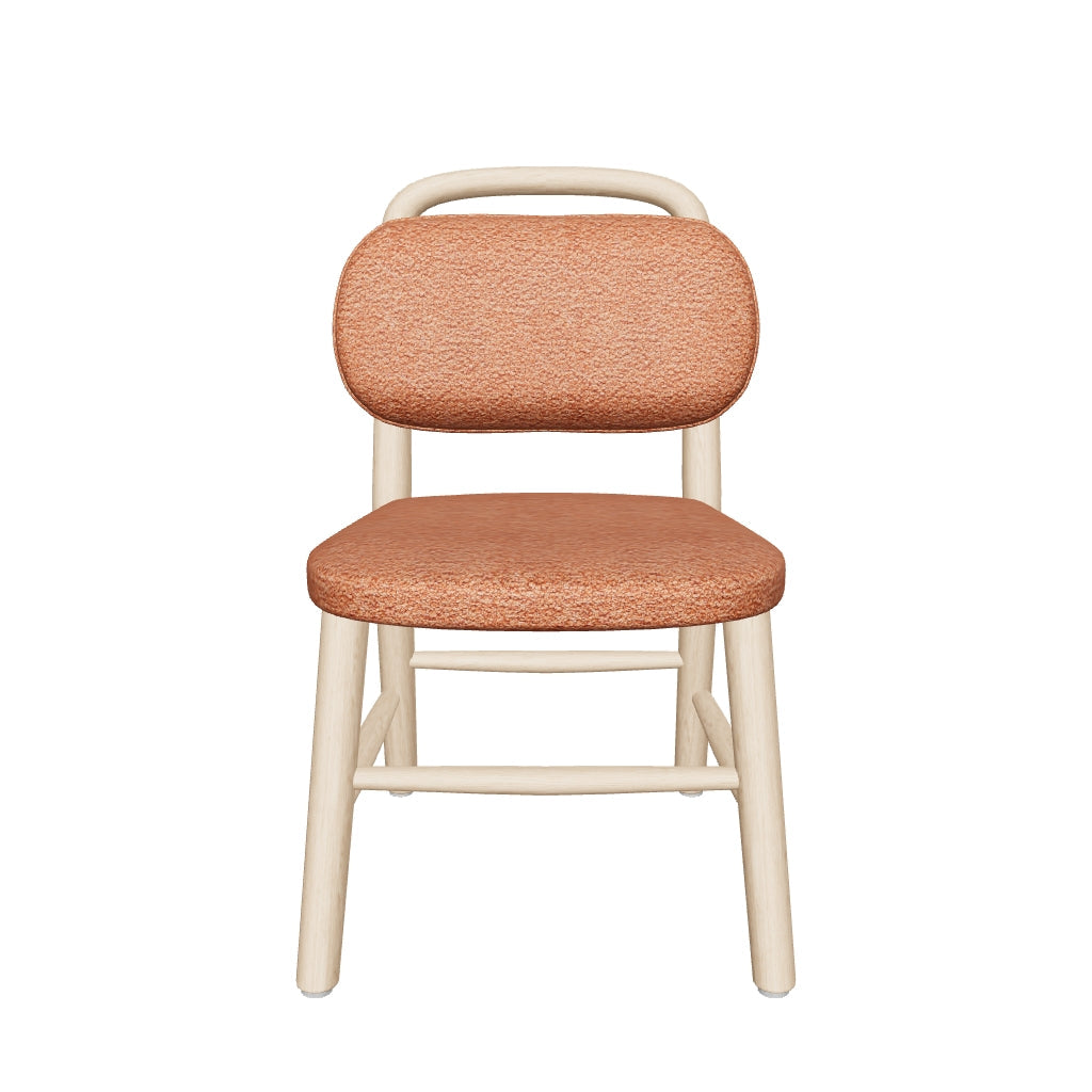 Kinderstuhl Helda aus terrakottafarbenem Bouclé-Stoff und massivem Eichenholz, kombiniert modernes Design mit umweltfreundlicher Herstellung.