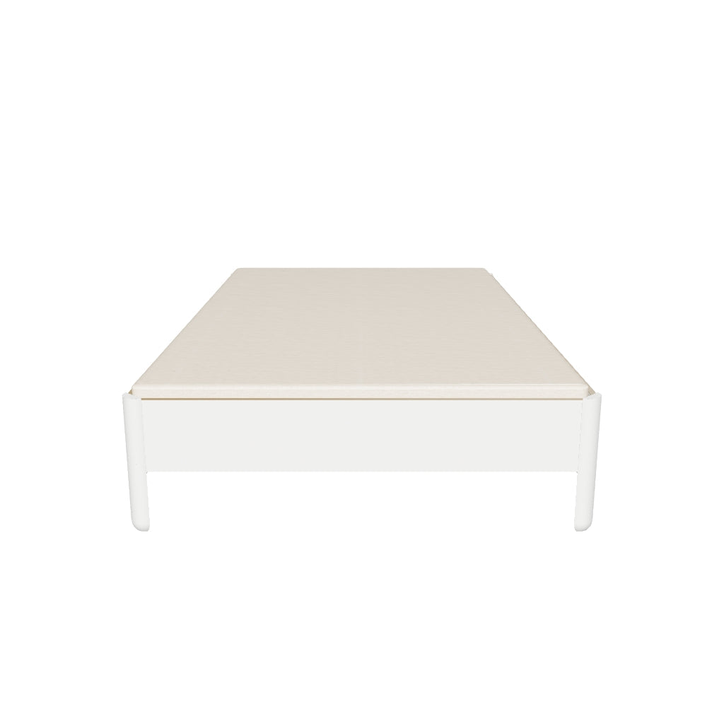 Das Nait Einzelbett 120 von Müller Möbelwerkstätten besticht durch minimalistisches Design, hohe Stabilität dank Aluminiumfüßen und flexible Farboptionen.