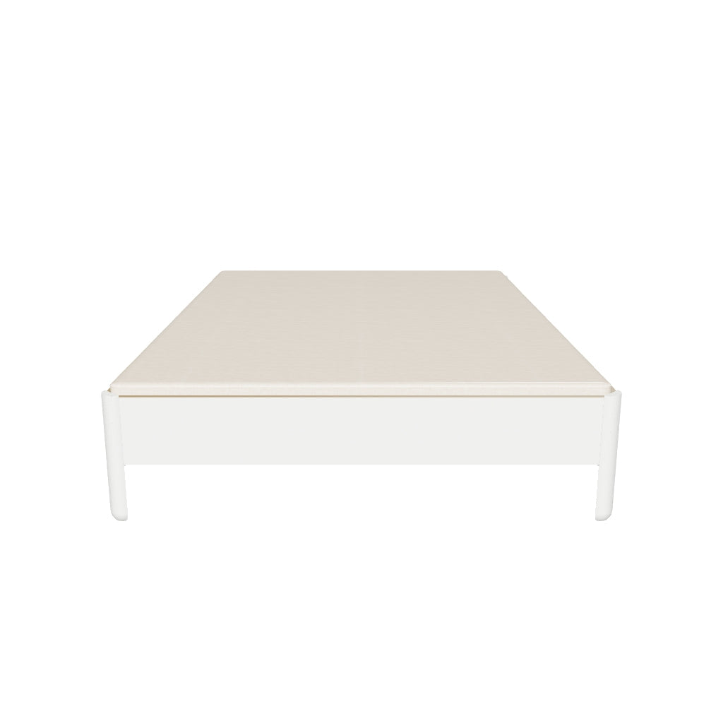 Das Nait Doppelbett 140 von Müller Möbelwerkstätten besticht durch minimalistisches Design, stabile Aluminiumfüße und flexible Farboptionen.