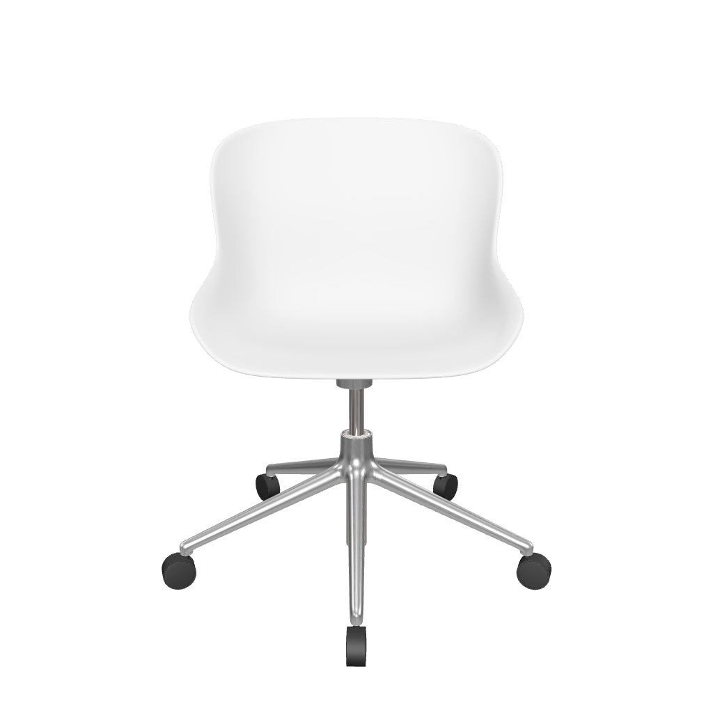 Der Hyg Drehsessel von Normann Copenhagen vereint Hygge, Komfort und Stil mit sanften Linien und Rollen für flexible Gemütlichkeit.