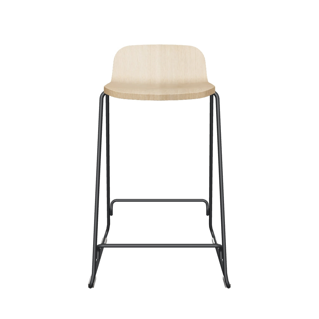 Der Just Barhocker von Normann Copenhagen besticht durch seine schlichte Eleganz, harmonische Formsprache und innovative Details. Perfekt für vielseitige Umgebungen.