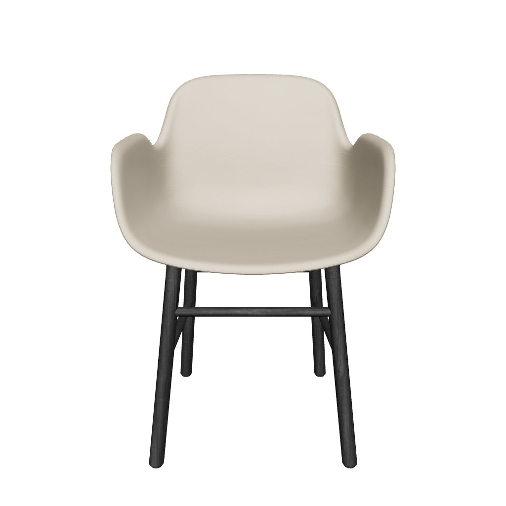 Eleganter Form Armlehnstuhl von Normann Copenhagen, bequem gepolstert.