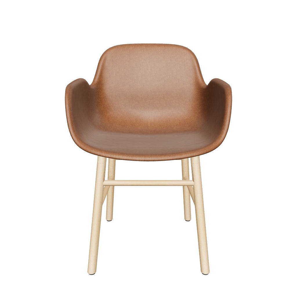 Eleganter Form Armlehnstuhl von Normann Copenhagen, bequem gepolstert.