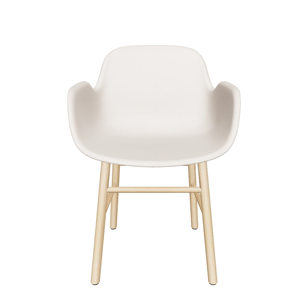 Eleganter Form Armlehnstuhl von Normann Copenhagen, bequem gepolstert.