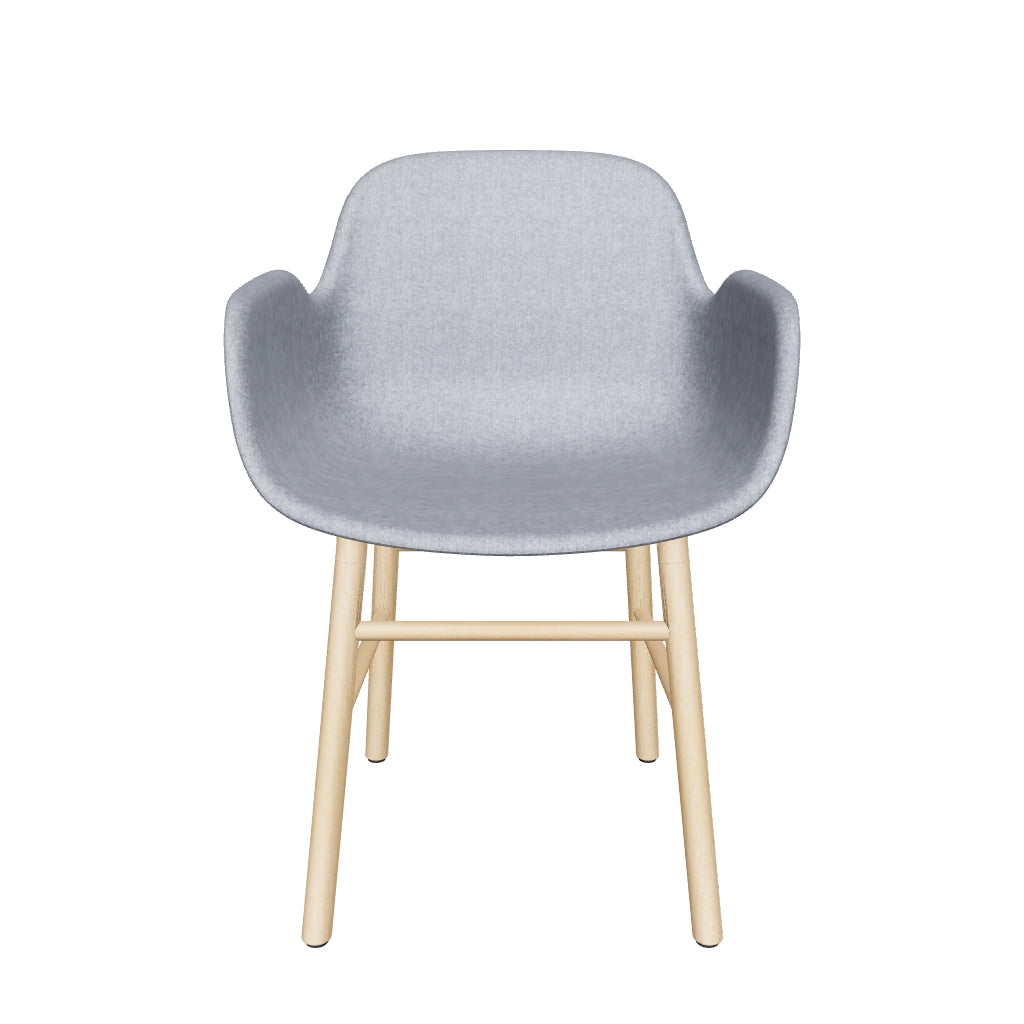Eleganter Form Armlehnstuhl von Normann Copenhagen, bequem gepolstert.