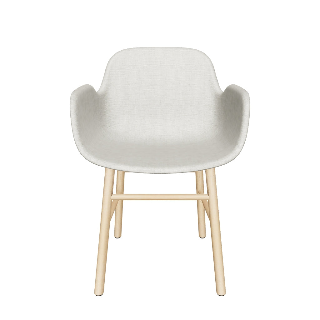 Eleganter Form Armlehnstuhl von Normann Copenhagen, bequem gepolstert.