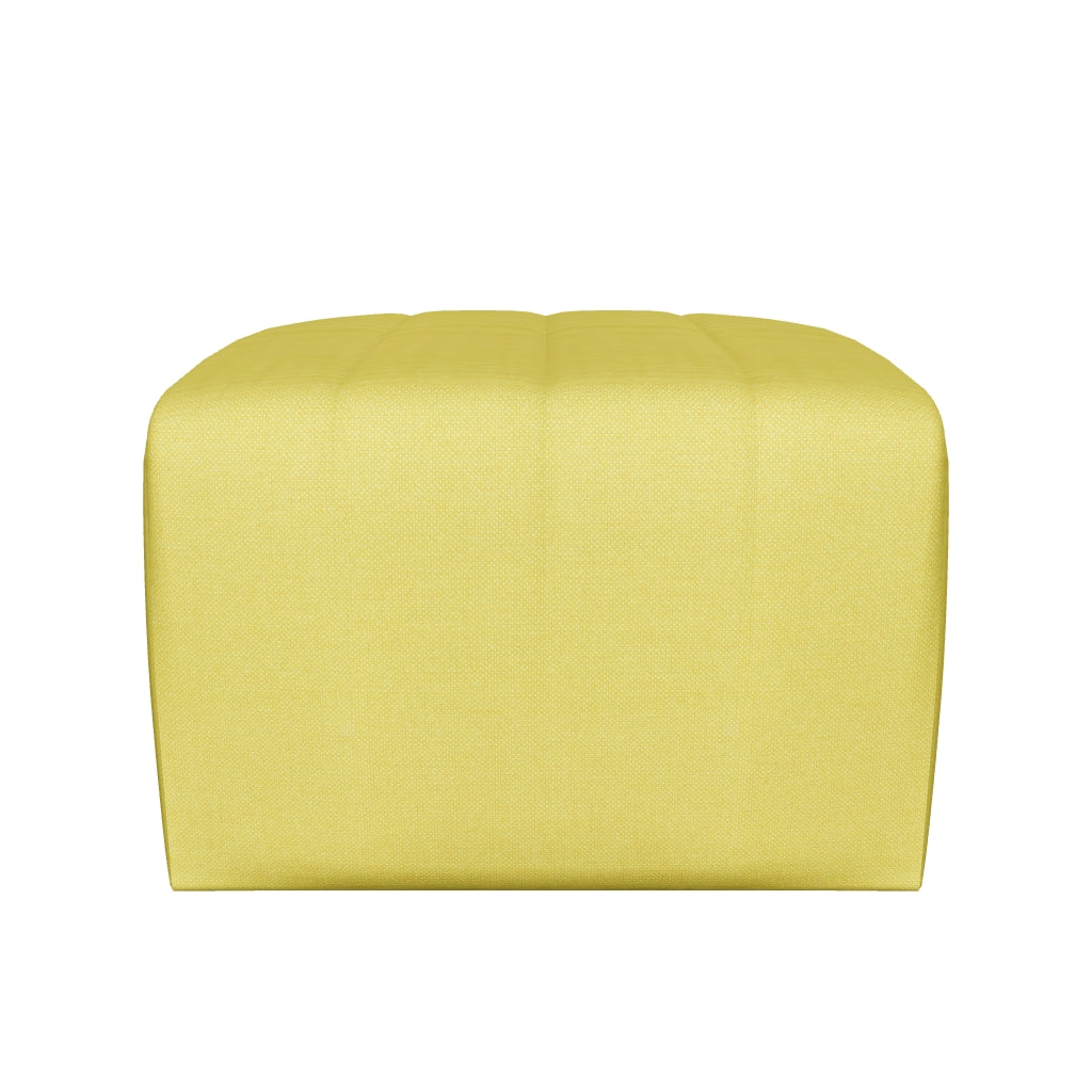 Der Scene Pouf von Normann Copenhagen besticht durch seine rechteckige Form und gesteppte Oberfläche, die Komfort und Stil vereint.