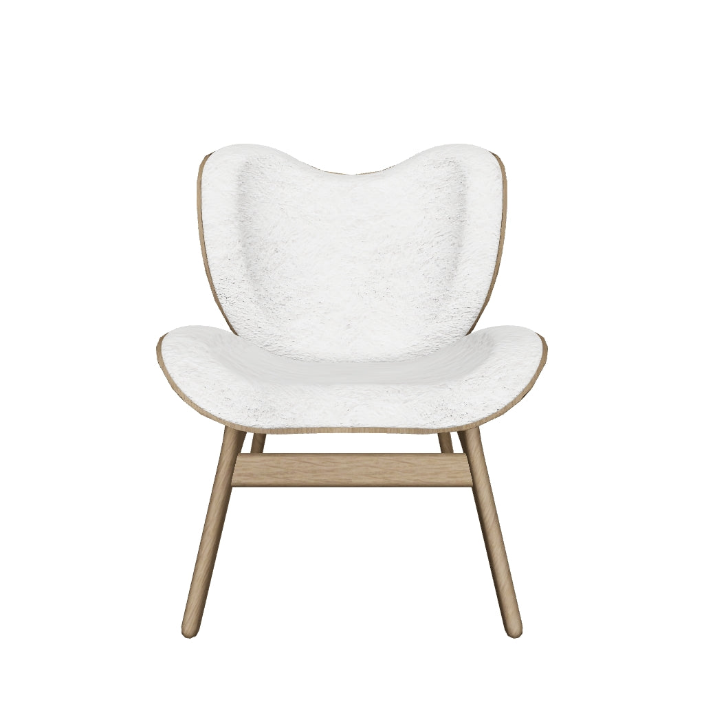 Eleganter Low Sessel in Teddy White von Umage, ideal für entspannte Gespräche und als stilvolles Möbelstück in jedem Wohnbereich.