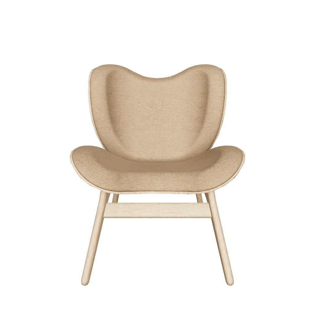 Moderner Low Sessel A Conversation Piece von Umage in warmem Sugar Brown, perfekt für entspannte Momente und ansprechende Gespräche.