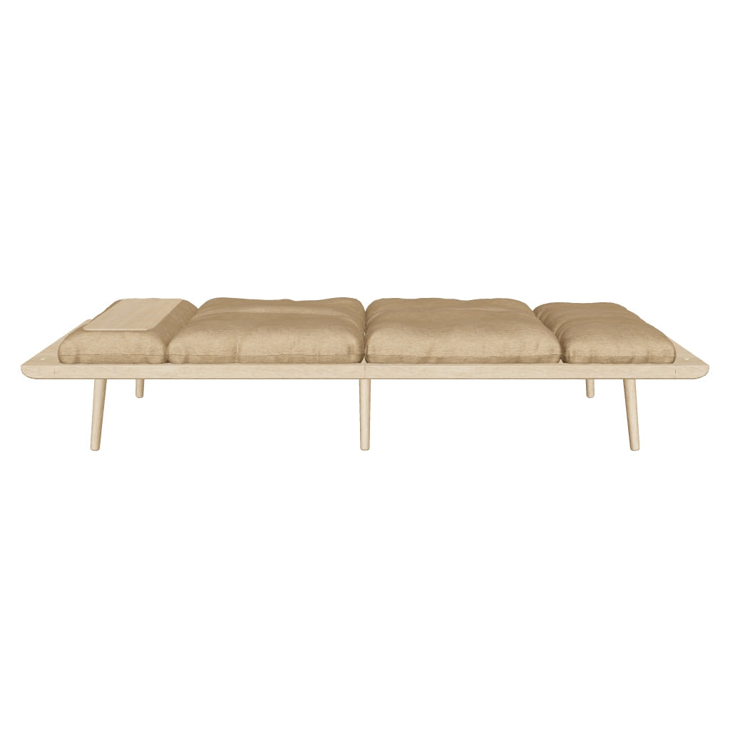 Das Lounge Around Daybed von Umage ist ein multifunktionales Möbelstück mit nordischem Design, hochwertigen Materialien und praktischem Zubehör wie Lampenständer und Beistelltisch.