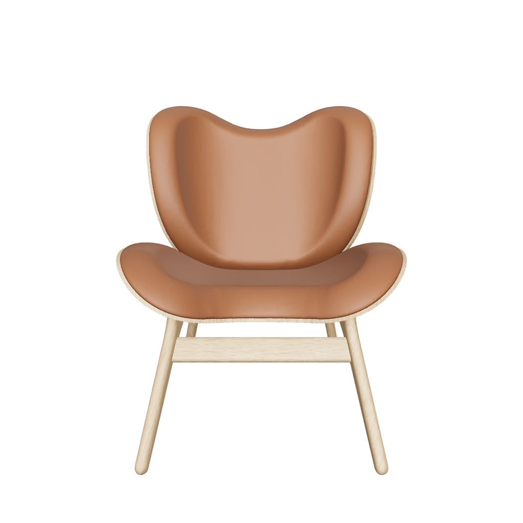 Eleganter Low Sessel A Conversation Piece von Umage in warmem Cognac, ideal für entspannte Gespräche und geschmackvolle Wohnräume.