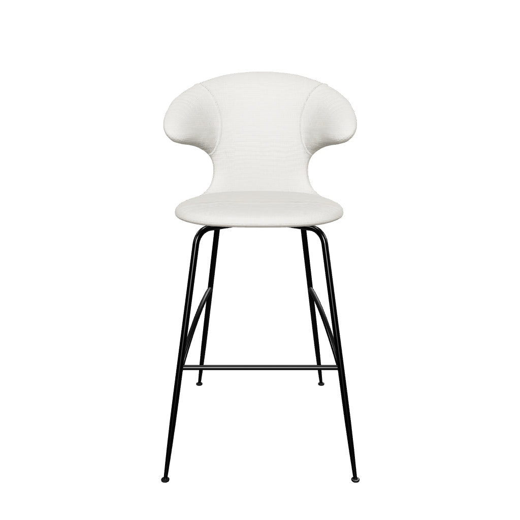 Der Time Flies Barstuhl von Umage: Skandinavisches Design trifft auf Komfort. Messinggestell, gepolsterte Sitzfläche, eleganter Blickfang.