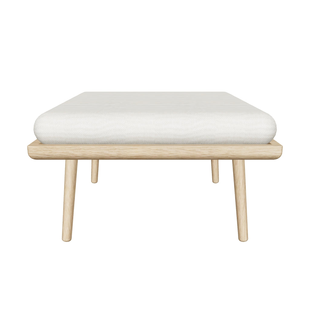 Der Lounge Around Shuffle Pouffe von Umage: Vielseitig als Chaiselongue, Pouffe oder Couchtisch. Skandinavisches Design in Eiche mit recyceltem Textil.