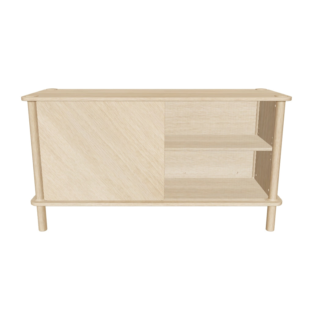 Das Italic Sideboard von Umage kombiniert Eiche und geriffeltes Glas für stilvolle Eleganz und vielseitigen Stauraum.