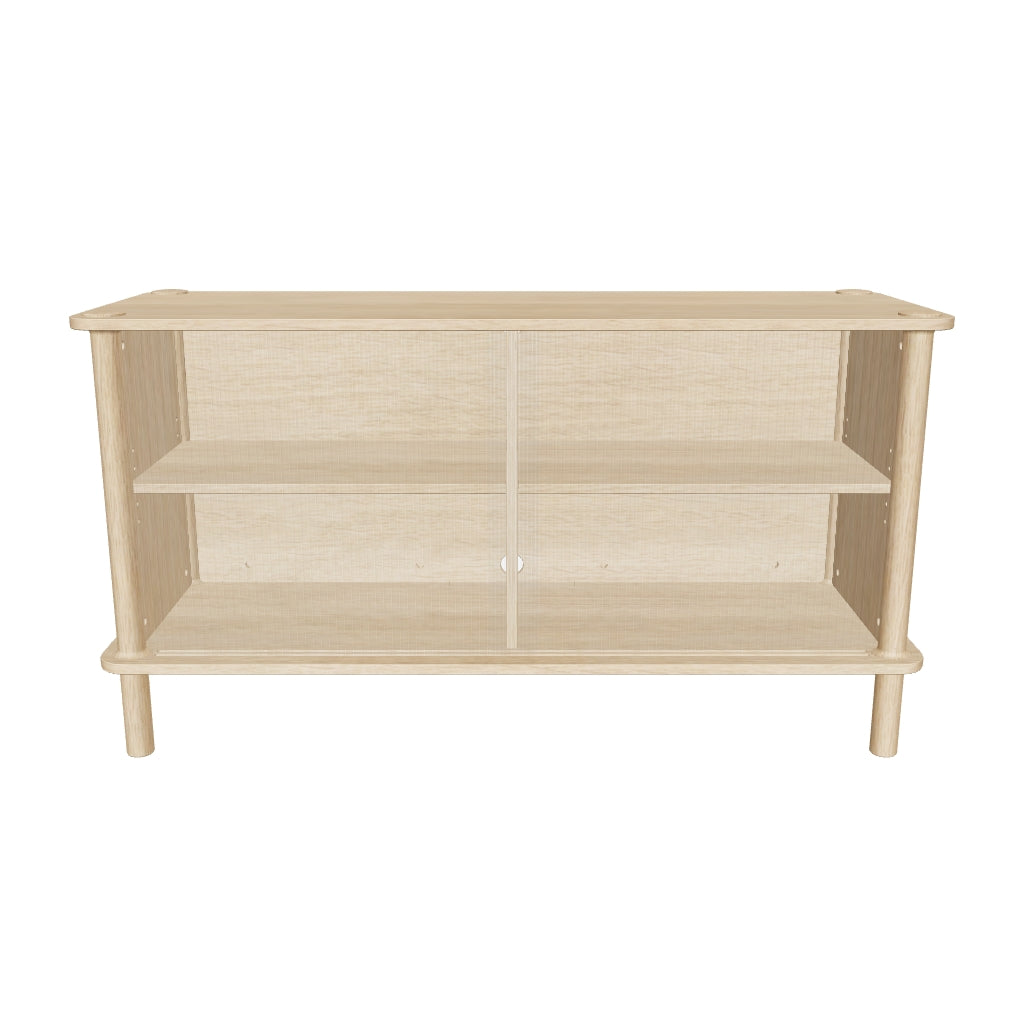 Elegant und funktional: Italic Sideboard von Umage aus Eichenholz und Glas, mit individuell gestaltbaren Türen.