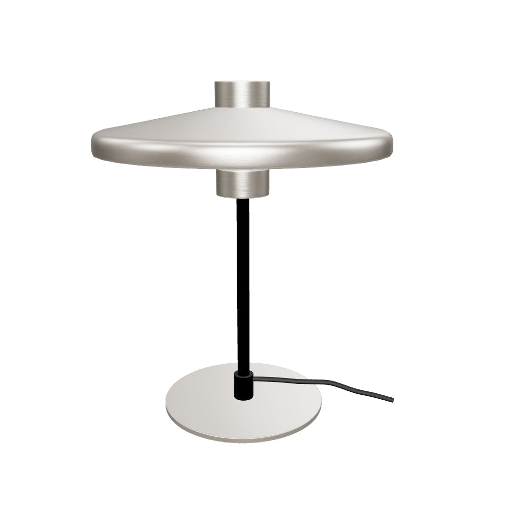 Tischlampe Nuvira aus hellgrauem gebürstetem Metall in Silber präsentiert im Onlineshop von KAQTU Design AG. Tischleuchte ist von Kave Home