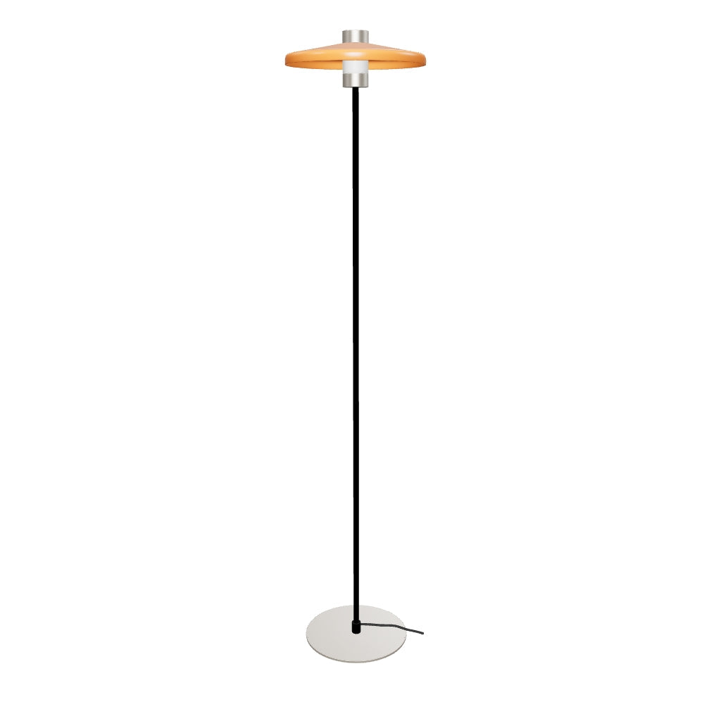 Stehlampe Nuvira aus hellgrauem gebürstetem Metall mit orangefarbenem Schirm in Orange, Silber präsentiert im Onlineshop von KAQTU Design AG. Stehleuchte ist von Kave Home