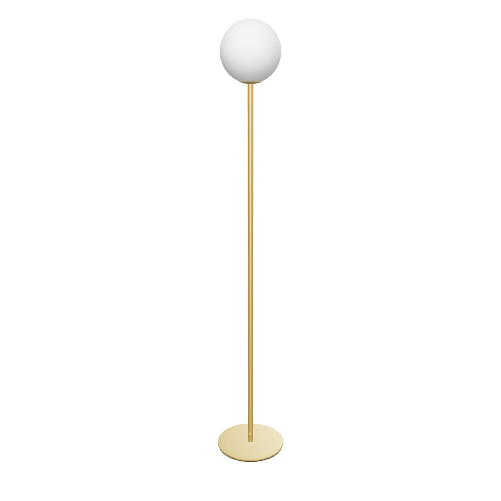 Stehlampe Brisia aus Metall mit gebürstetem Messing-Finish und einer mattierten Glaskugel Ø 20 cm in Gold, Weiss präsentiert im Onlineshop von KAQTU Design AG. Stehleuchte ist von Kave Home
