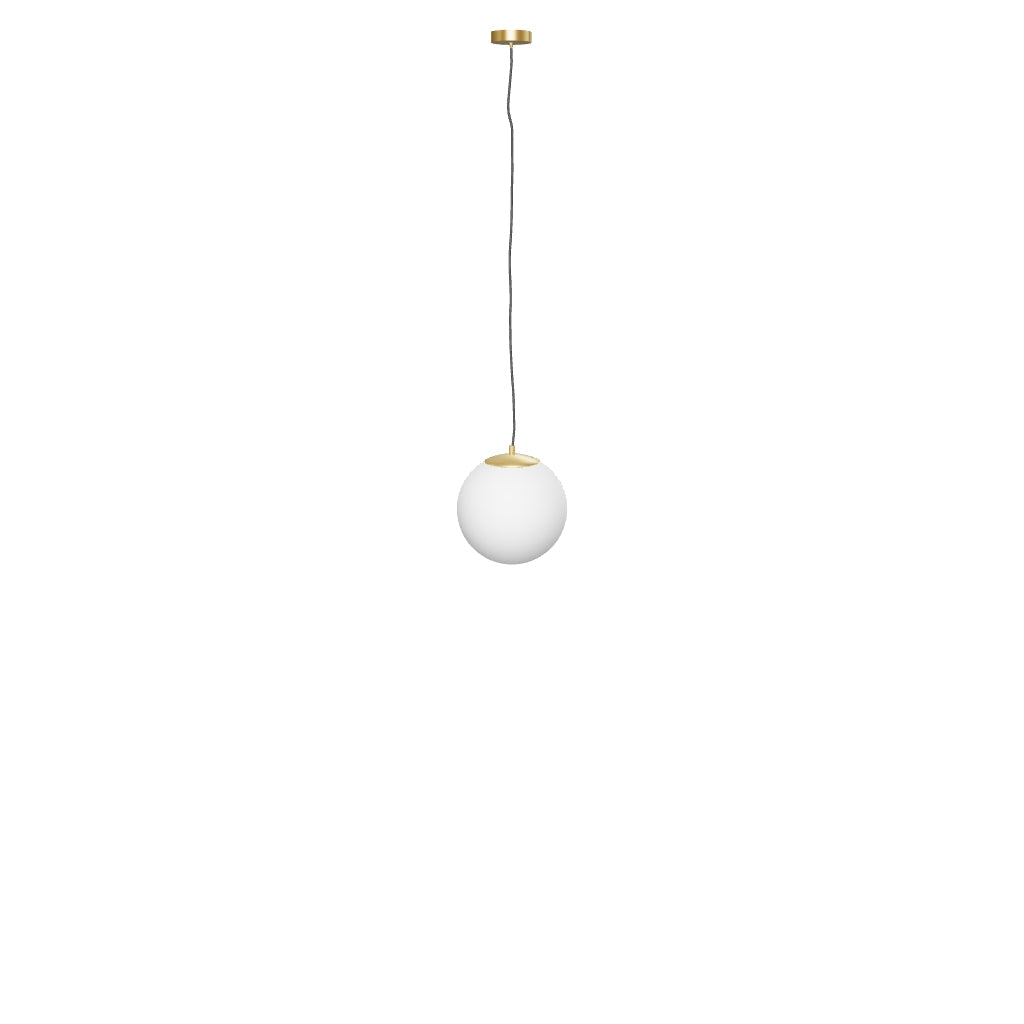 Deckenleuchte Brisia aus Metall mit gebürstetem Messing-Finish und einer mattierten Glaskugel Ø 30 cm in Gold, Weiss präsentiert im Onlineshop von KAQTU Design AG. Lampenschirm ist von Kave Home