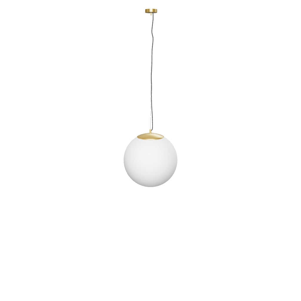 Deckenleuchte Brisia aus Metall mit gebürstetem Messing-Finish und einer mattierten Glaskugel Ø 50 cm in Gold, Weiss präsentiert im Onlineshop von KAQTU Design AG. Lampenschirm ist von Kave Home