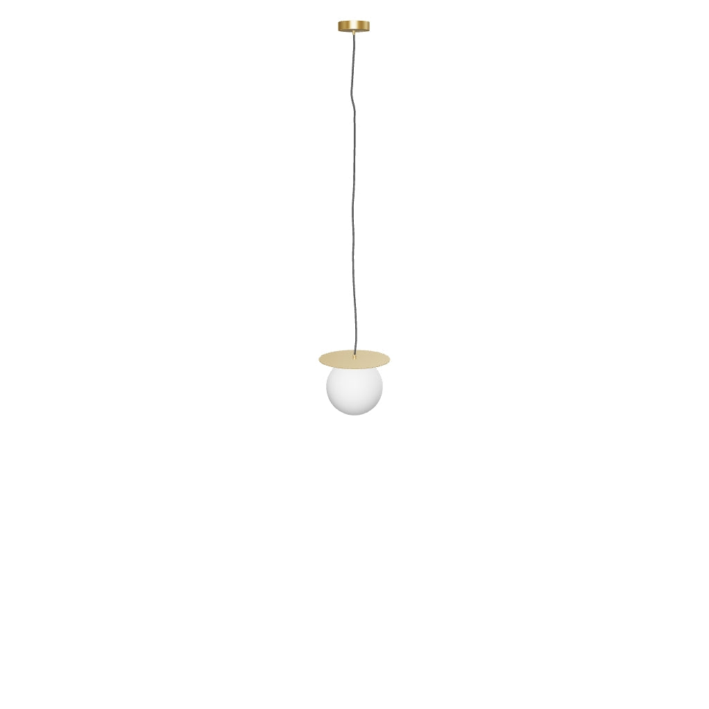 Deckenleuchte Brisia aus Metall mit gebürstetem Messing-Finish und einer mattierten Glaskugel Ø 20 cm in Gold, Weiss präsentiert im Onlineshop von KAQTU Design AG. Lampenschirm ist von Kave Home