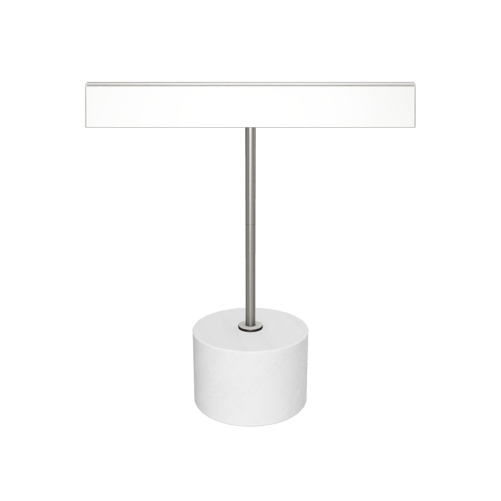 Tischlampe Lynor aus gebürstetem Metall mit weissem Marmorsockel in Silber präsentiert im Onlineshop von KAQTU Design AG. Tischleuchte ist von Kave Home