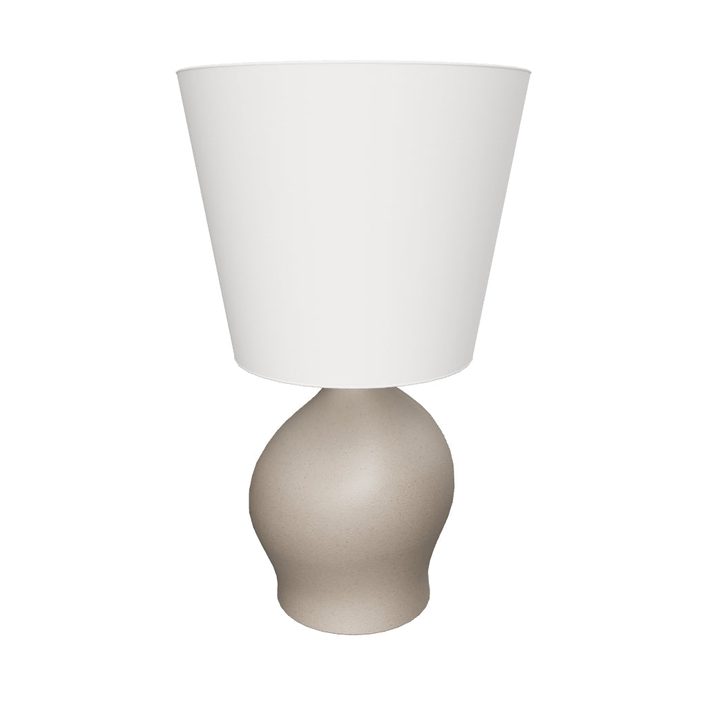 Mittlere Tischlampe Viona in strukturierter Steinoptik mit einem Lampenschirm aus Baumwolle in Hellgrau präsentiert im Onlineshop von KAQTU Design AG. Tischleuchte ist von Kave Home