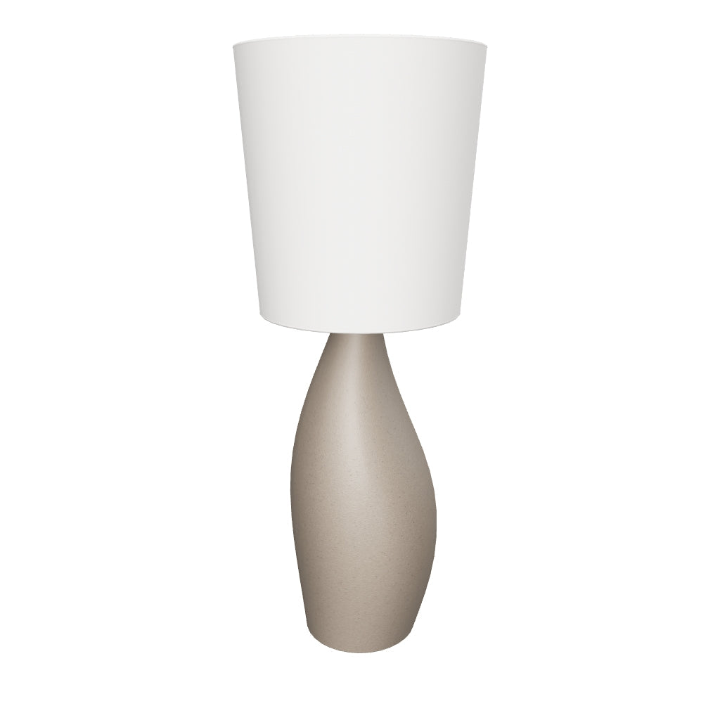 Grosse Tischlampe Viona in strukturierter Steinoptik mit einem Lampenschirm aus Baumwolle in Hellgrau präsentiert im Onlineshop von KAQTU Design AG. Stehleuchte ist von Kave Home