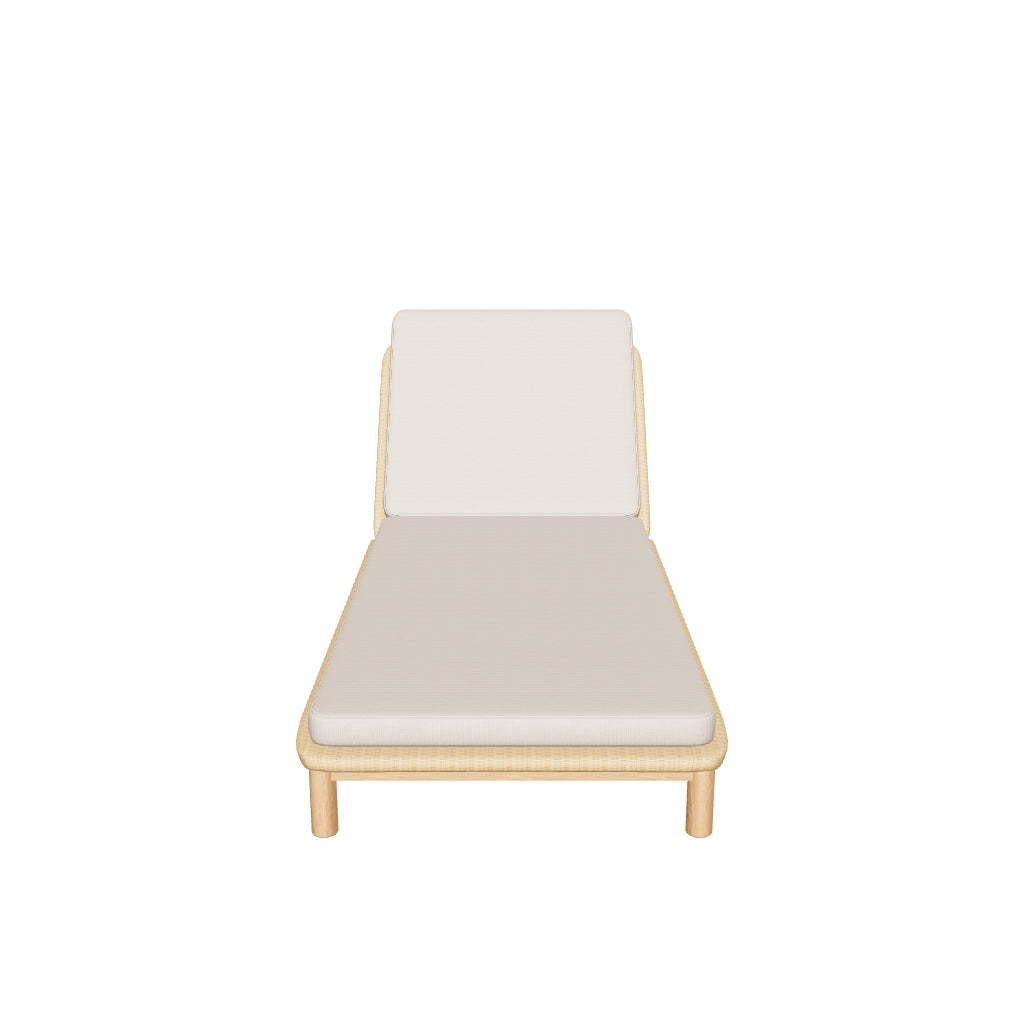 Sonnenliege Galea aus robustem Teakholz und langlebigem synthetischem Rattan, ideal für komfortable und umweltfreundliche Outdoor-Momente.