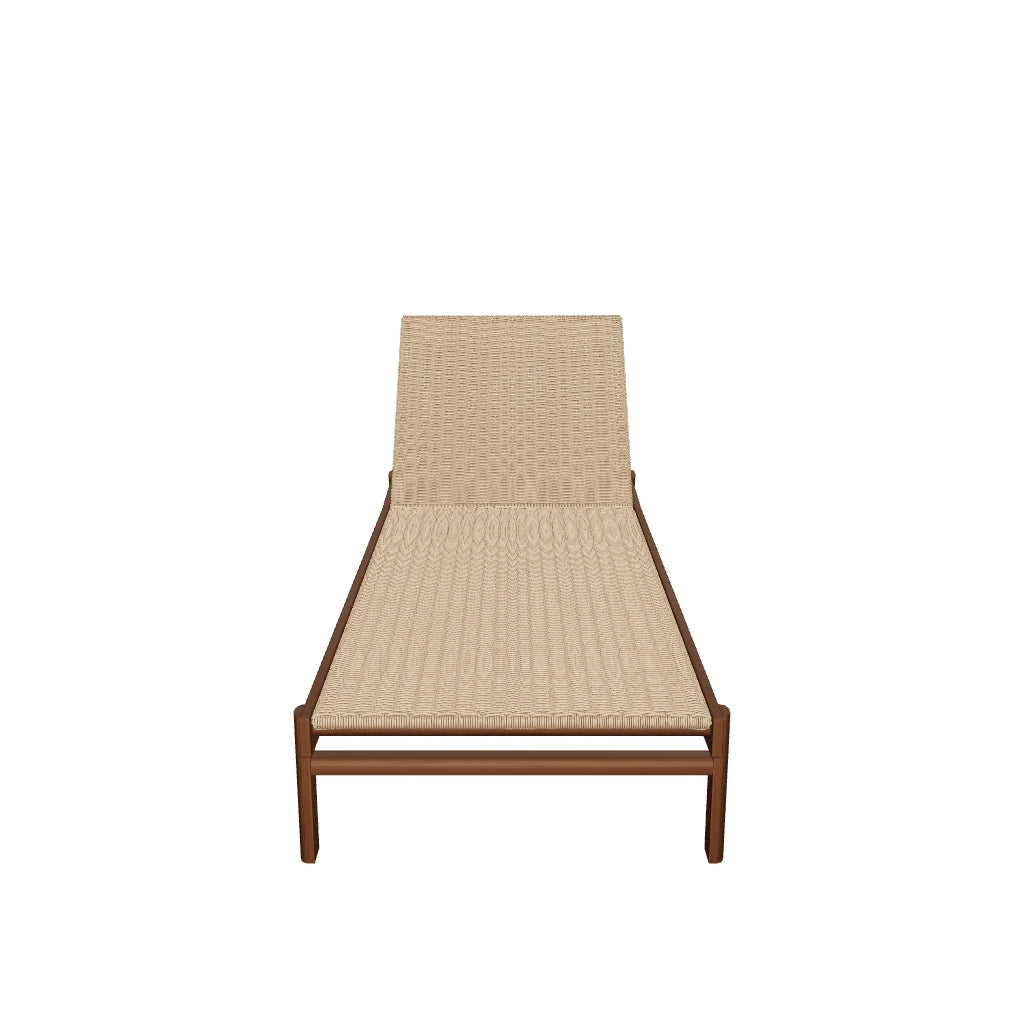 Sonnenliege Itani aus nachhaltigem Teakholz und wetterfestem synthetischem Rattan, perfekt für komfortable Stunden im Garten oder auf der Terrasse.