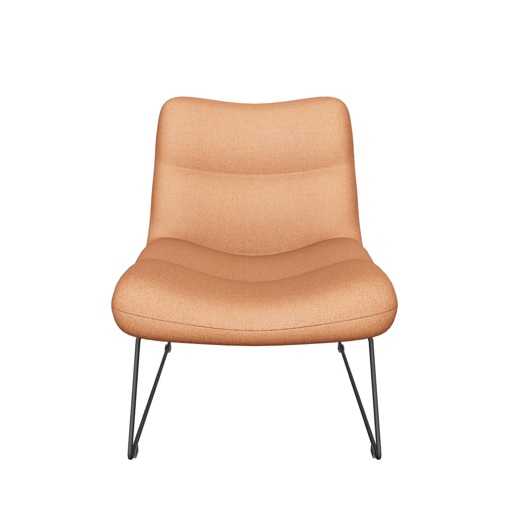 Sessel Asen in terrakottafarbener Chenille mit schwarzen Stahlbeinen FSC 100% in Terrakotta präsentiert im Onlineshop von KAQTU Design AG. Sessel ist von Kave Home