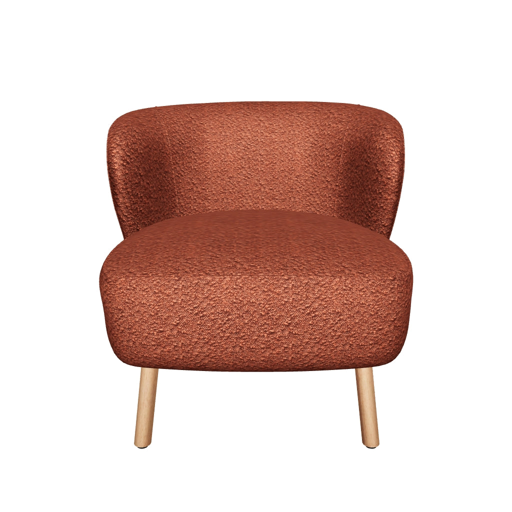 Sessel Ulit aus weicher terrakottafarbener Chenille mit stabilen Beinen aus massivem Buchenholz in natürlichem Finish, perfekt für modernes Wohndesign.