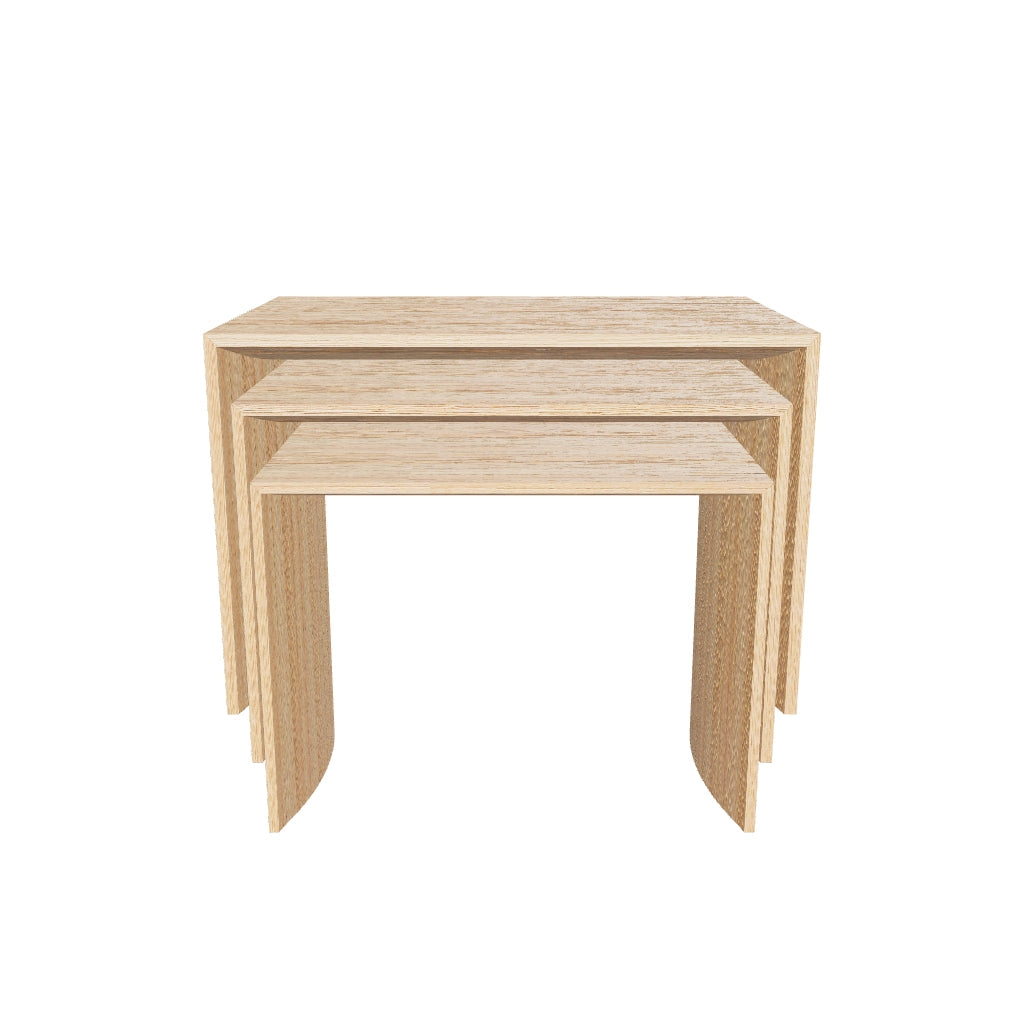 Set aus drei ineinander schiebbaren Satztischen aus Eichenfurnier mit natürlichem Finish, in verschiedenen Größen, perfekt für flexible Nutzung und minimalistisches Design.