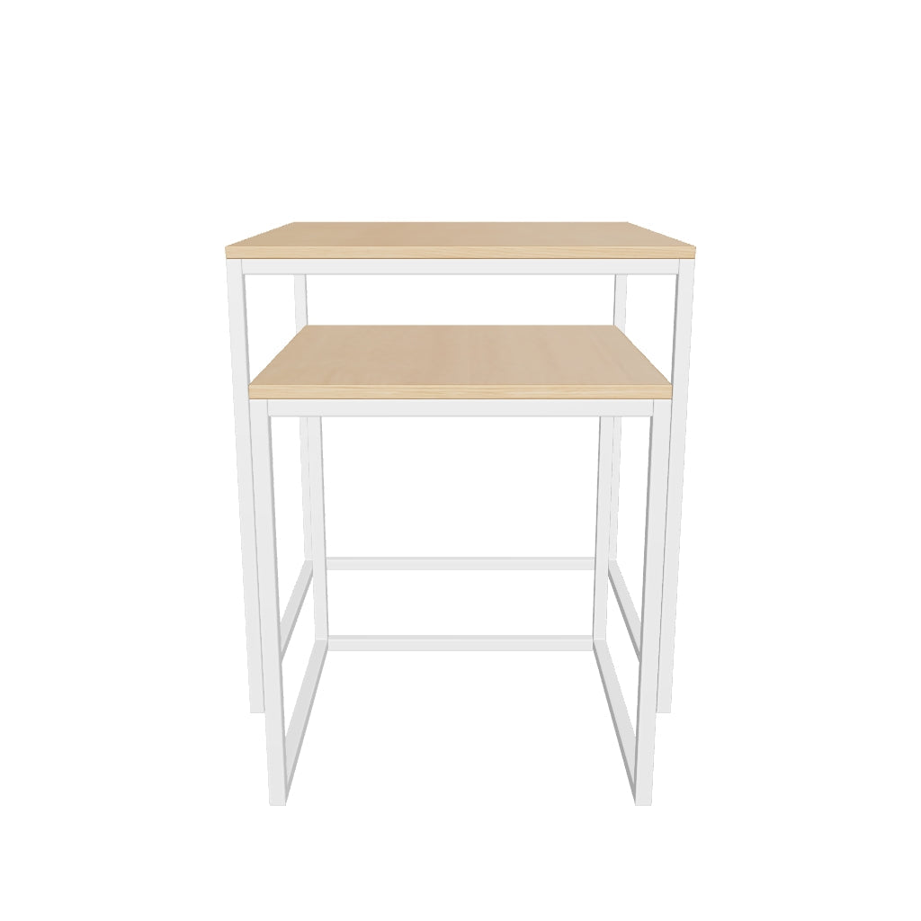 Zwei stilvolle Beistelltische im Set mit Tischplatten aus Eichenfurnier und einem schlanken, weißen Metallgestell, perfekt für ein minimalistisches Interieur.