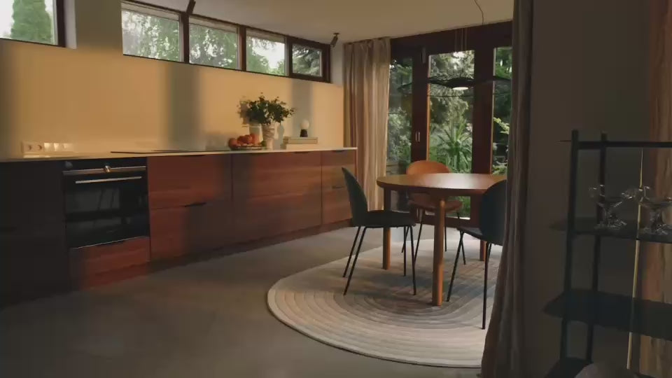 Moderner Tisch Storm von Zuiver mit klaren Linien, stabilen Eschenholzbeinen und einer glatten, zeitlosen Holzoberfläche.