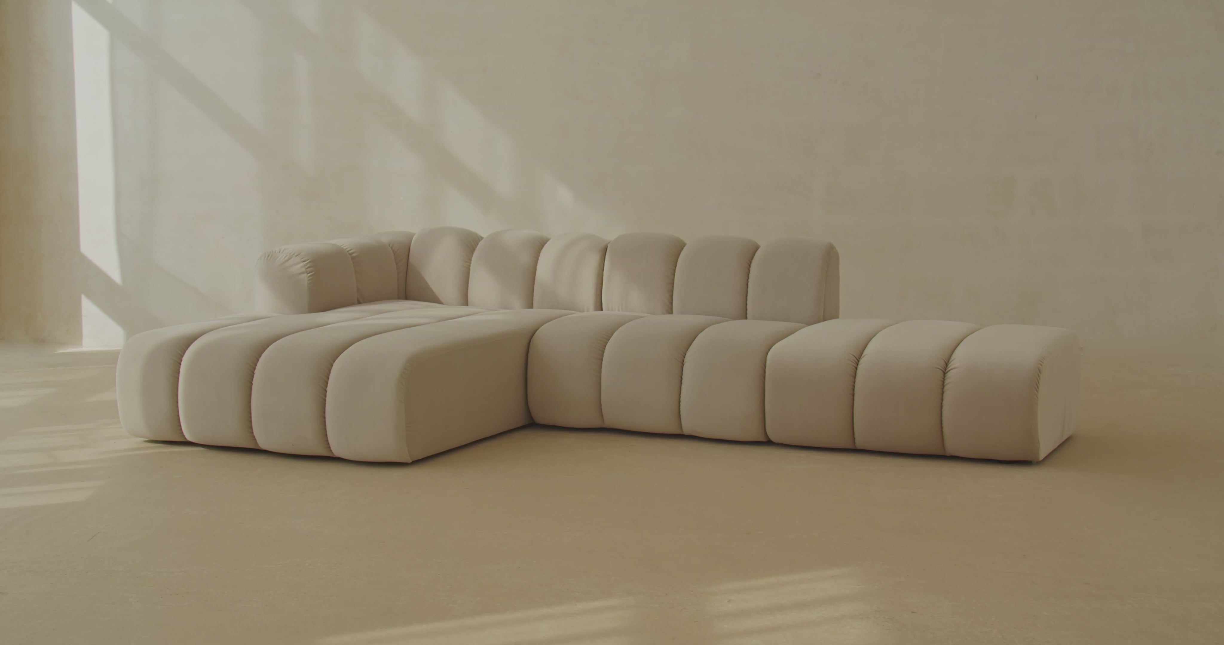 Lupine Velour modulares Sofa links 5 Sitzer in Coral präsentiert im Onlineshop von KAQTU Design AG. L-Sofa links ist von Micadoni