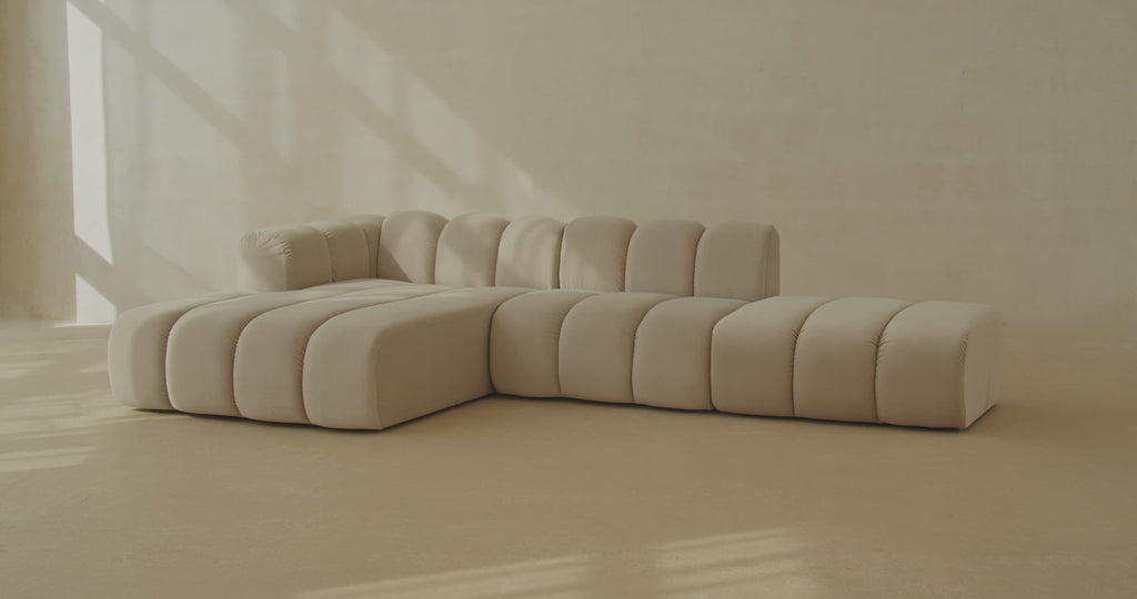 Lupine Velour Sofa Chaise Lounge rechts 2 Sitzer in Coral präsentiert im Onlineshop von KAQTU Design AG. L-Sofa rechts ist von Micadoni