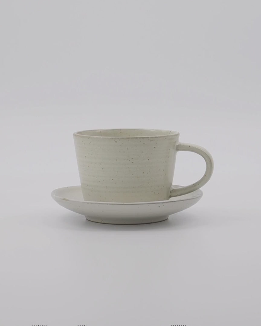 Moderne HDPion Kaffeetasse mit Untertasse, grau/weiß, House Doctor.